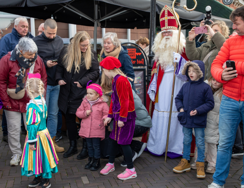 Sint shopt op de Boerenmarkt