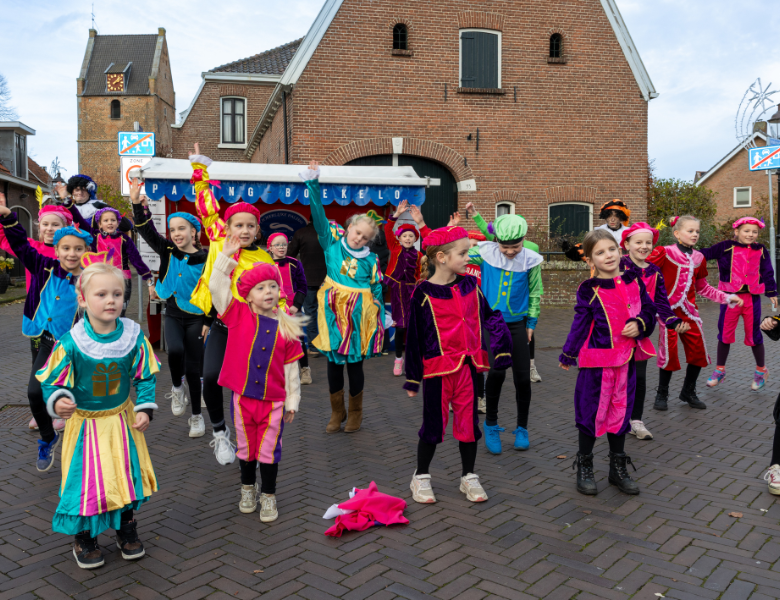 Sint shopt op de Boerenmarkt